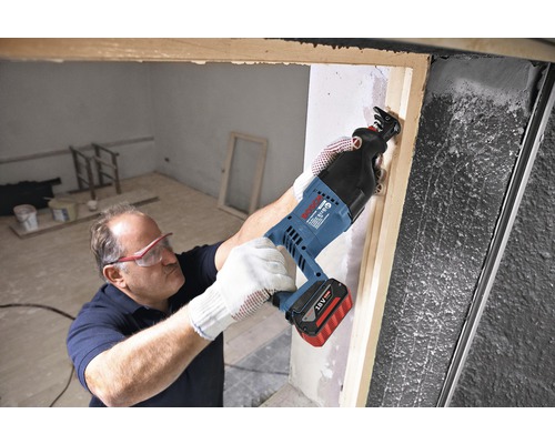 Mann sägt mit einer Bosch Akku-Säbelsäge Holz