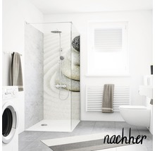 Helles Badezimmer mit ebenerdiger Dusche, Waschmaschine und Heizkörper
