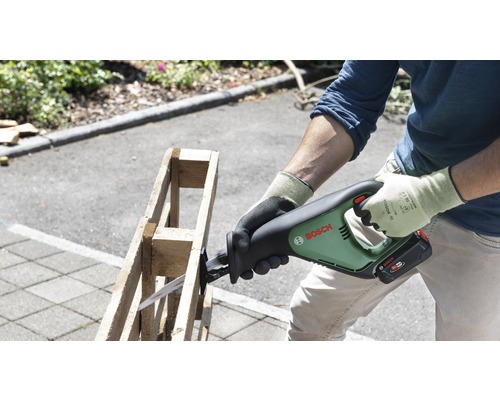 Eine Person sägt eine Holzpalette mit einer Akku-Säbelsäge von Bosch.