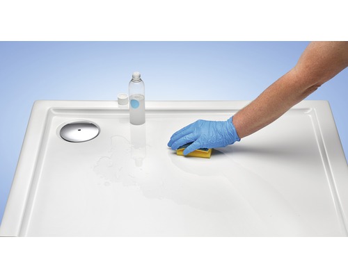 Reinigung einer Duschwanne mit Schwamm und Reinigungsmittel