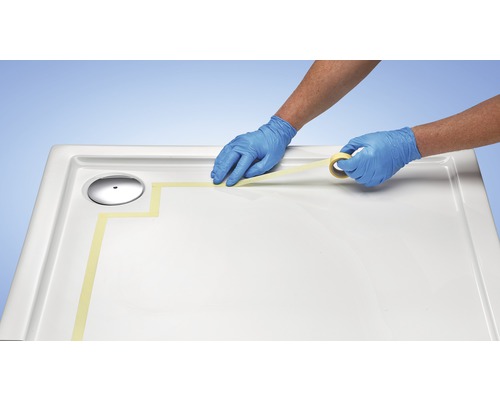 Anwendung von Abdeckband auf einer Duschwanne zur Vorbereitung für Abdichtungsarbeiten.