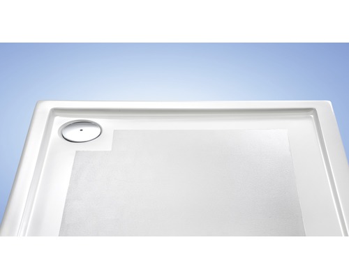 Detailansicht einer weißen Duschwanne mit Ablauf