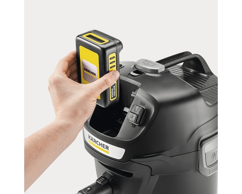 Kärcher Staubsauger mit eingesetztem Akku