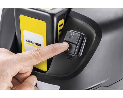 Finger betätigt den Ein- und Ausschalter eines Kärcher Geräts