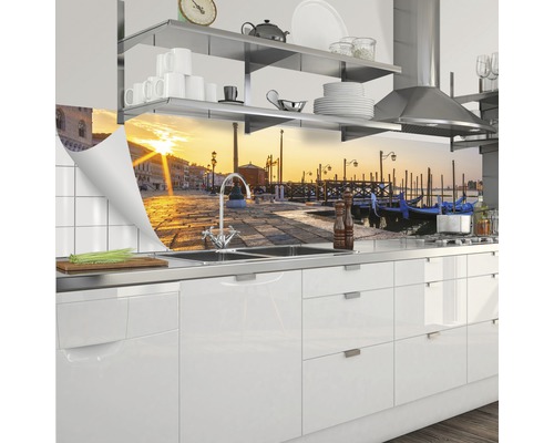 Küchenrückwand mit Venedig-Motiv hinter einer Küchenspüle