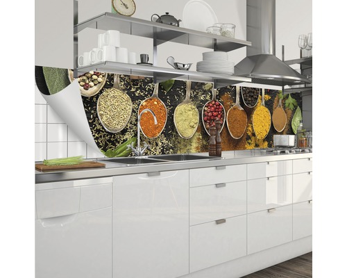 Küchenrückwand mit Gewürzmotive in Löffeln in einer modernen Küche