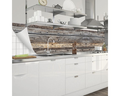 Küchenrückwand mit Holzoptik hinter einer modernen Küche