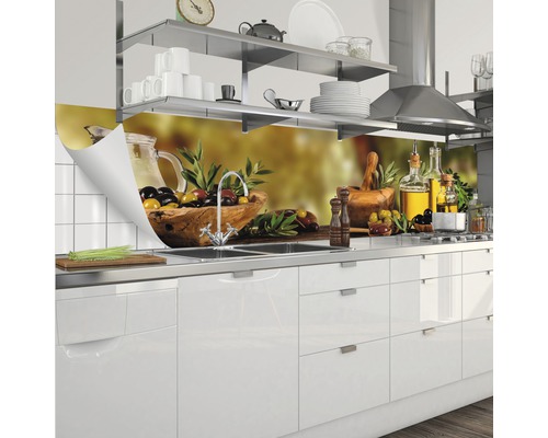 Küchenrückwand mit Olivenmotiv hinter einem Spülbecken