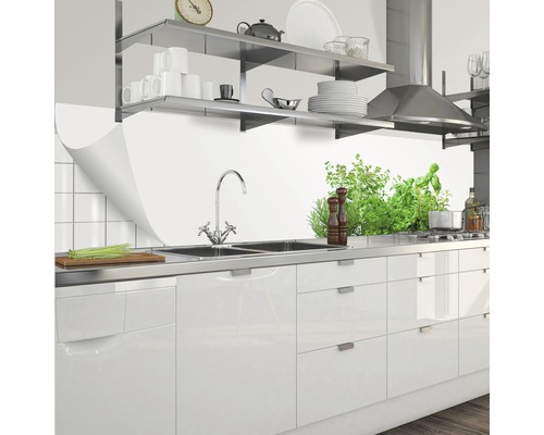 Küchenszene mit Spüle, Armatur, Regalen und Küchenutensilien