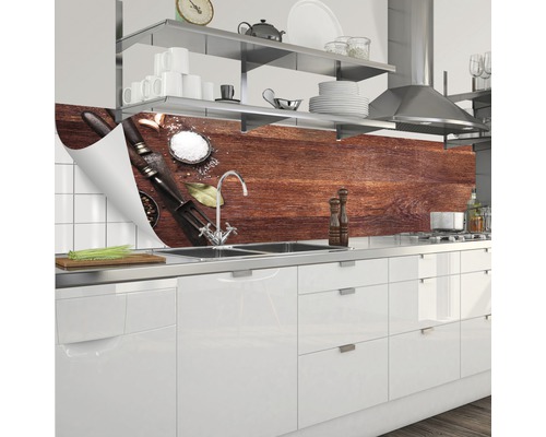 Küchenrückwand mit Holzmuster und Gewürzmotive in moderner Küche