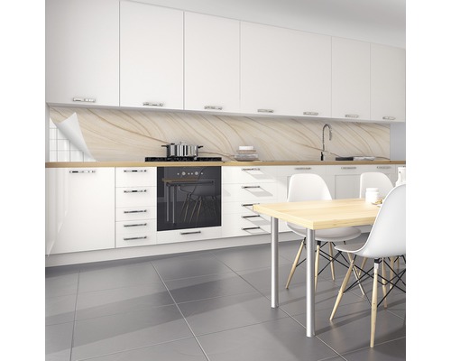 Helle Küche mit Küchenrückwand, Herd und Esstisch