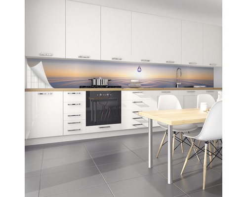 Helle Küche mit Spritzschutz mit Wassermotiv hinter dem Kochfeld