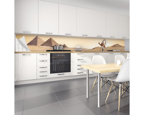 Küchenrückwand mit Pyramiden und Kamel Motiv in moderner Küche