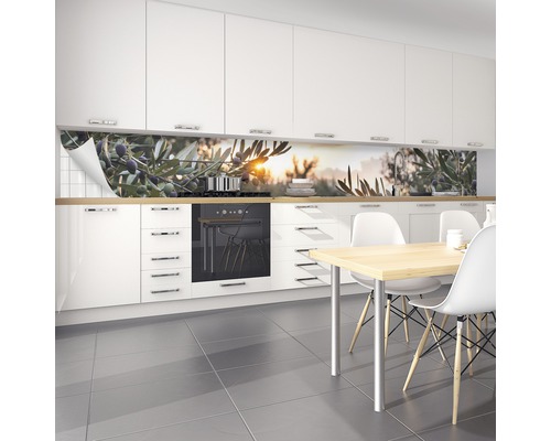 Küchenrückwand mit Olivenmotiv in einer weißen Küche