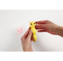 Person formt Raupe aus Knete