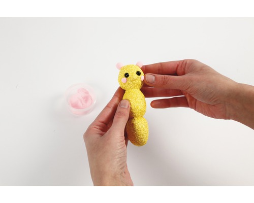 Person formt Raupe aus Knete