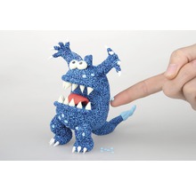 Monsterfigur aus Modelliermasse mit Hand