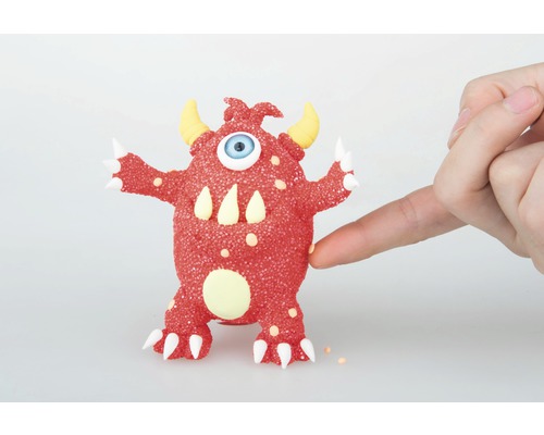 Rotes Monster aus Modelliermasse mit Hörnern, Zähnen und einem Auge
