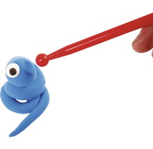 Blaue Knetfigur mit Auge und rotem Modellierwerkzeug