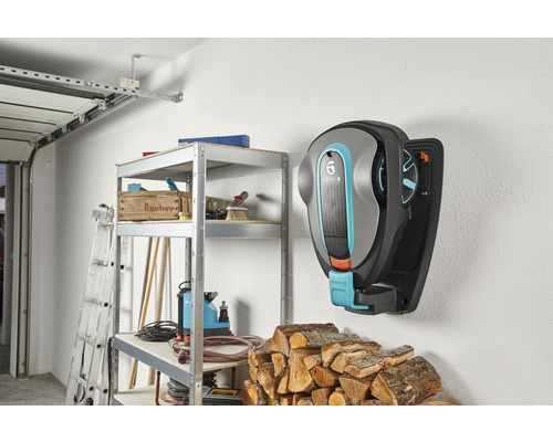 Szene einer Garage mit einem Gardena Mähroboter an der Wand, einem Regal und Holz