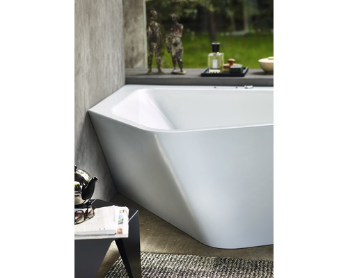 Eckbadewanne im Badezimmer mit Dekorationen