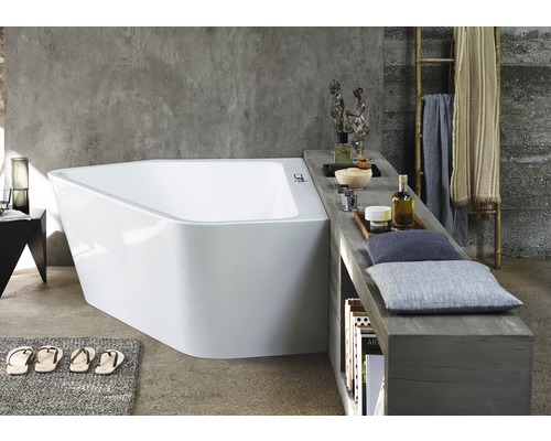 Badezimmer mit asymmetrischer Badewanne, Ablagefläche und dekorativen Elementen für ein entspannendes Ambiente