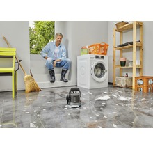 Überfluteter Kellerraum mit sitzendem Mann, Waschmaschine, Regal und Gardena Pumpe