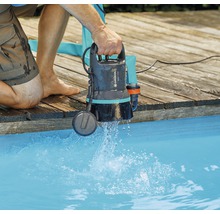 Gardena Schmutzwasser Tauchpumpe wird in einen Pool gehalten