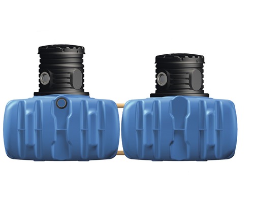 Zwei blaue Regenwassertanks mit schwarzem Deckel