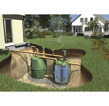 Illustration einer Regenwassernutzungsanlage im Garten mit zwei Tanks