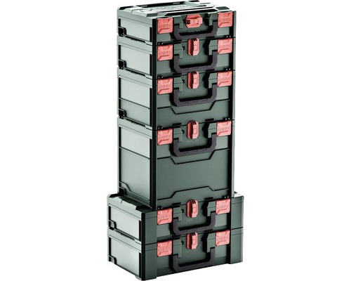 Stapel von Werkzeugkoffern für die Werkstattorganisation