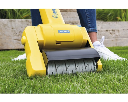 Gloria Vertikutierer im Einsatz auf Rasenfläche