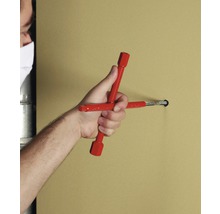 Hand mit Kreuzschlüssel für die Sanitärinstallation