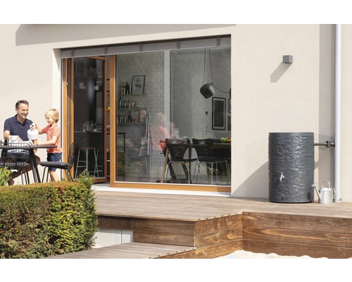 Szene mit Regentonne auf einer Holzterrasse, Vater und Kind auf der Terrasse