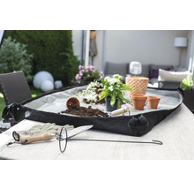 Gartenszene mit Pflanzzubehör, Pflanzkasten, Blumenerde und Pflanzen auf einem Tisch