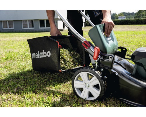 Metabo Rasenmäher mit Grasfangkorb auf einer Rasenfläche