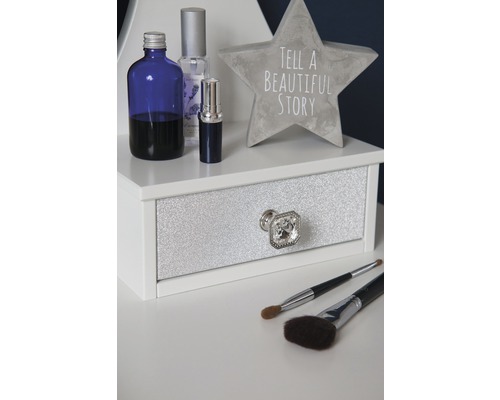 Dekoratives Stillleben mit Kosmetika und Schminktisch