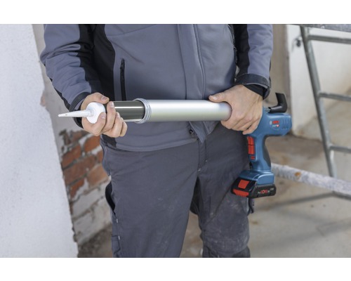 Person hält eine Akku-Kartuschenpistole der Marke Bosch