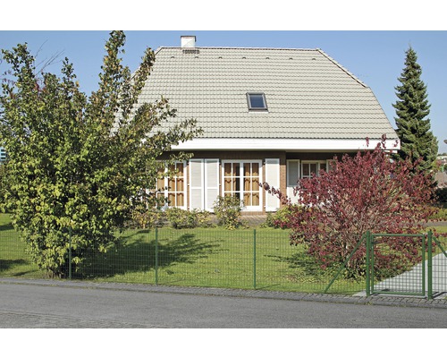 Einfamilienhaus mit Garten und Zaun