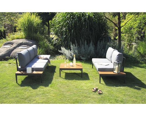 Gartenmöbelset mit Sofas, Tisch und Accessoires auf einer Rasenfläche