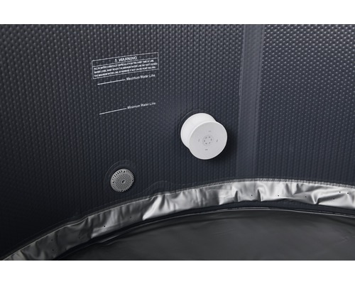 Innenansicht eines aufblasbaren Whirlpools mit Warnhinweisen, Wasserstandsanzeige und Anschlussstutzen