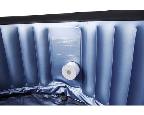 Detailansicht eines aufblasbaren Whirlpools mit Filter und Markierungen für den maximalen und minimalen Wasserstand.