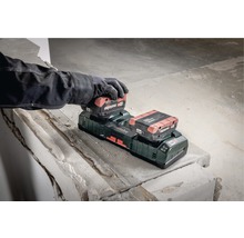 Metabo Ladegerät mit zwei Akkus auf einer Baustelle