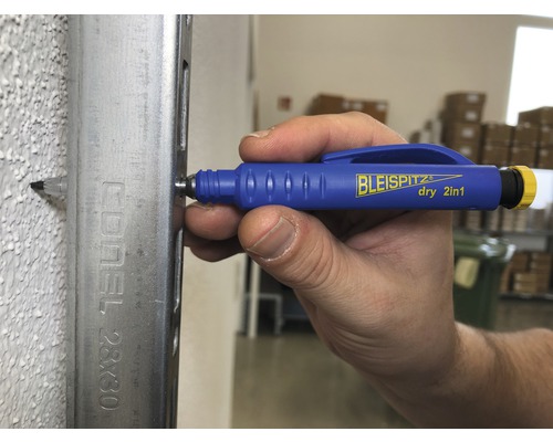 Hand markiert mit Bleistift eine Wand durch ein Metallprofil