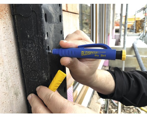Bleistiftspitzer wird in Bauwand eingesetzt