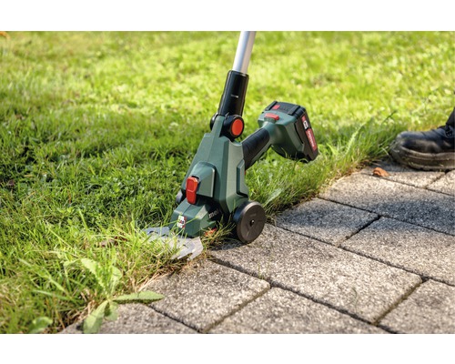 Akku-Rasenkantenschneider im Einsatz zum Trimmen von Rasenkanten