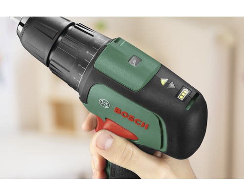 Akkuschrauber in der Hand