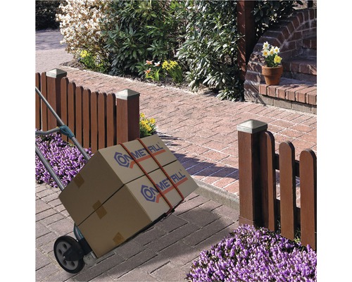 Sackkarre mit zwei Paketen vor einem Gartenzaun