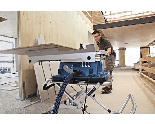 Tischkreissäge im Einsatz mit Mann in Arbeitskleidung