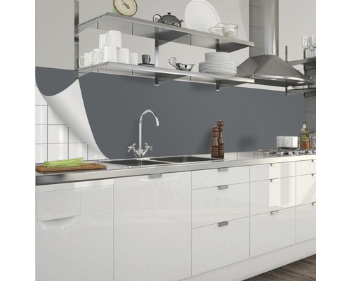 Küchenrückwand in Grau hinter einem Spülbecken in einer Küche